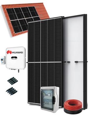 Pannelli fotovoltaici, inverter elettrici e altri elementi elettrici su sfondo bianco mostrano da cosa è composto un impianto solare termico